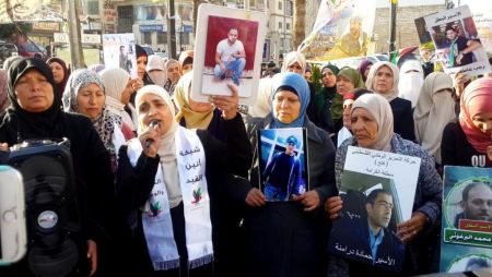 عائلات الأسرى تدعو المجتمع الدولي للضغط على إسرائيل لإنهاء جرائم التعذيب بحق أبنائهم